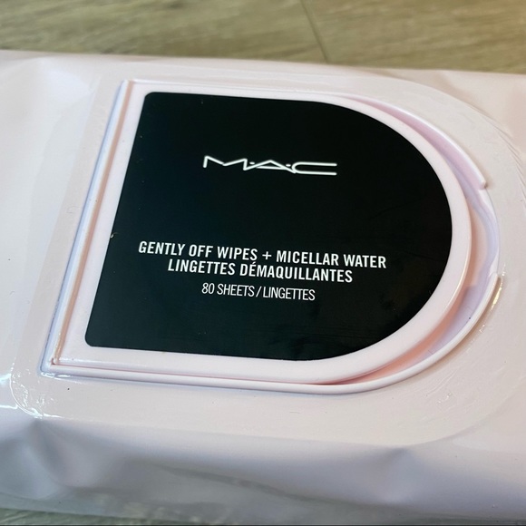 MAC Gently Off Wipes + Micellar Water - Picture 2 of 3